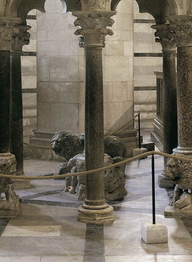 Nicola Pisano pulpit columns and lions detail